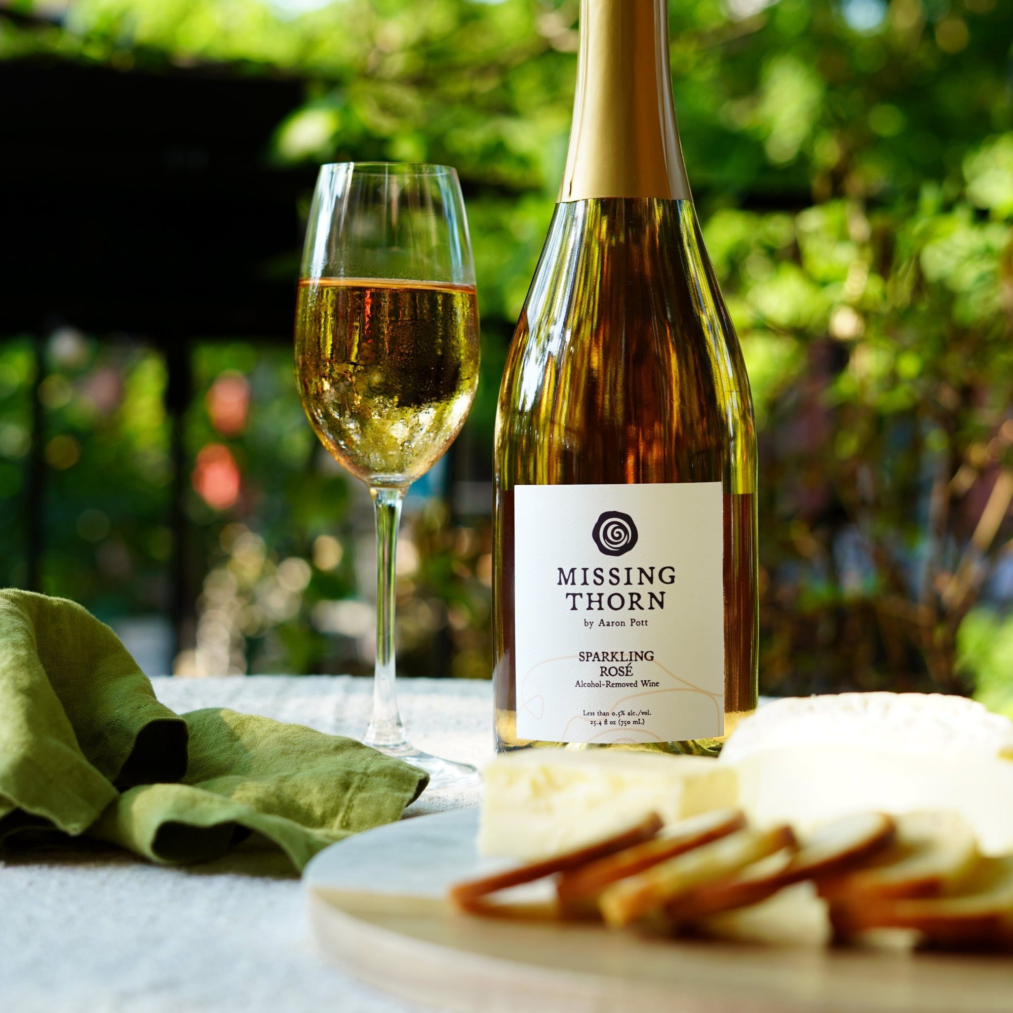 Missing Thorn Alcohol - Removed Sparkling Rosé Wine - The Zero Proof